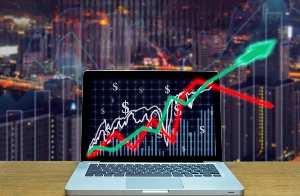 Ibovespa cola no IPCA e fecha em alta aos 130 mil pts; dólar cai