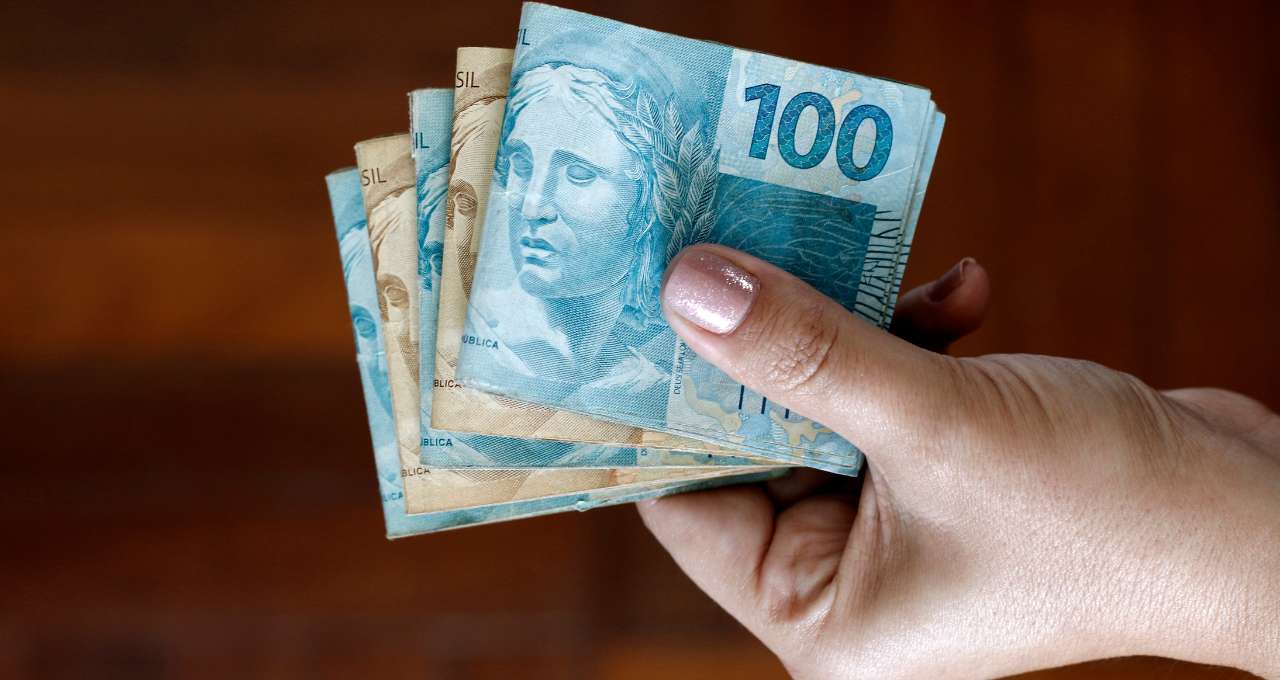 Bolsa e dólar fecham em queda com China e prévia do PIB