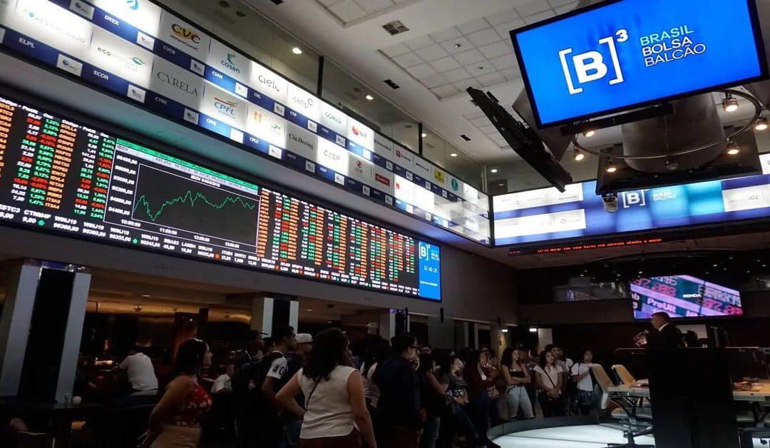 Ibovespa perde força e fecha em queda