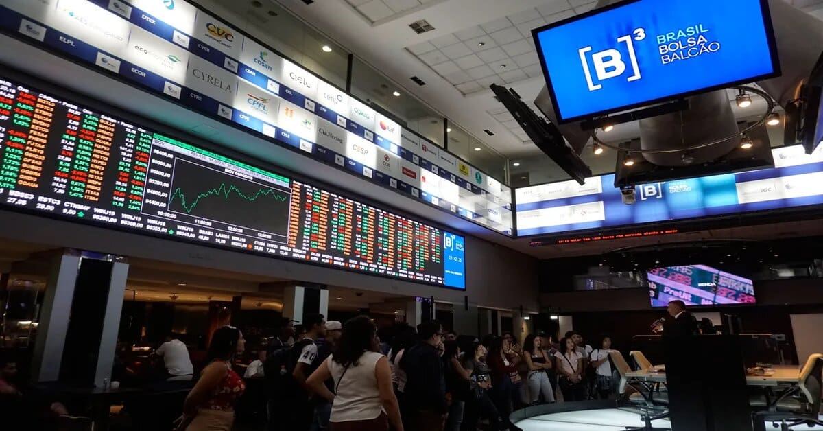 Ibovespa perde força e fecha em queda